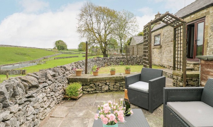 Newton Grange Cabaña | CLOVER COTTAGE AT PIKEHALL, pet friendly, with a garden in Winster