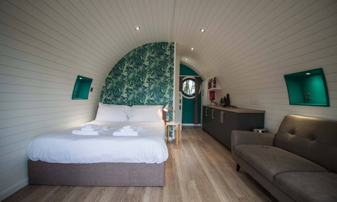 Pickering Cabina | Clover Family Glamping Pod | sleeps 4 - Gold Award winning