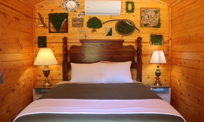 Wilder Apartamento | Clover's Book Cabin on Hidden Paradise Farms