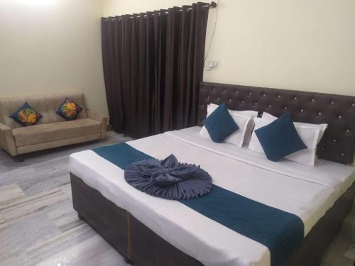 Varanasi Casa | CLOVETREE HOTEL VARANASI AC & Non Ac rooms near Maidagin parking close to Kashi Viswanath temple and Ganga ghat