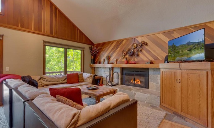 Lake Forest Casa | Club 151 at Dollar Point by Tahoe Getaways - Pet-Friendly 4BR w Hot Tub & Fenced Yard