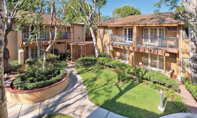 Anaheim Resort Hotel | Club Wyndham Dolphin's Cove