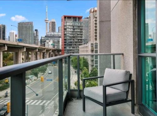 Fort York Apartamento | CN Tower View with Free Parking, Pool, Gym, Free Skating, and More