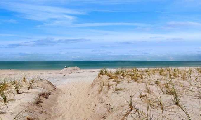 Pass-a-Grille Historic District Apartamento | Coastal dog-friendly condo with observation deck, best Gulf sunset views