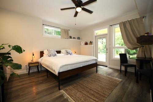 Roberts Creek Casa | Coach House