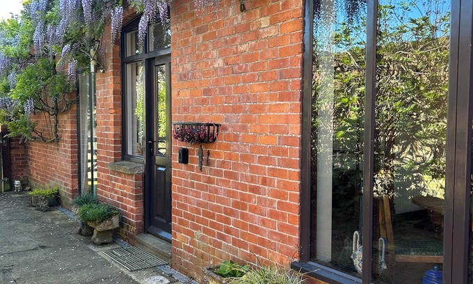Willesborough Cabaña | Coach House with walled garden, spacious in Kent countryside on small holding