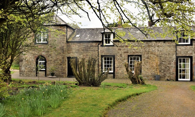 Carsethorn Cabaña | Coachmans Cottage - a cottage that sleeps 10 guests in 4 bedrooms