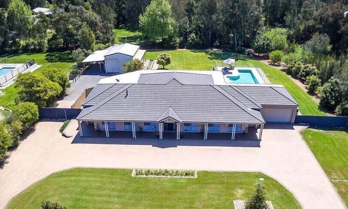 One Mile Casa | Coast and Country Estate - 15m Heated Pool and Minutes to Beach