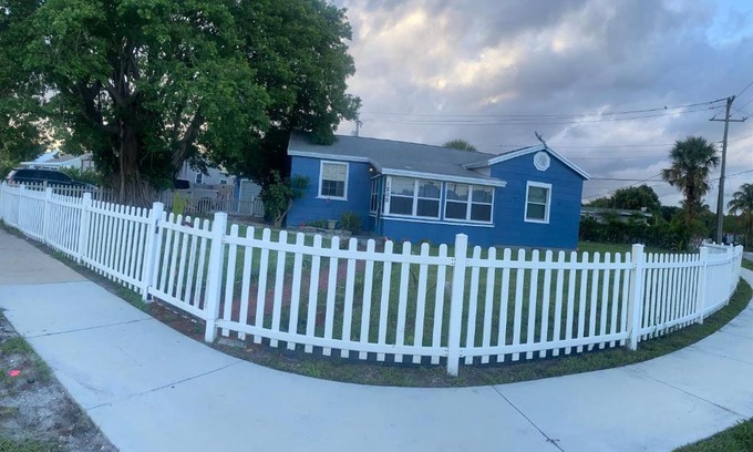 Lake Worth Casa | Coastal 1948 Cottage Near the Beach