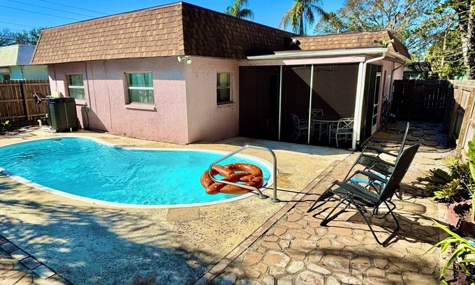 Largo Casa | Coastal 3-Bedroon Retreat with Heated Pool - 4 mins to Indian Rocks Beach