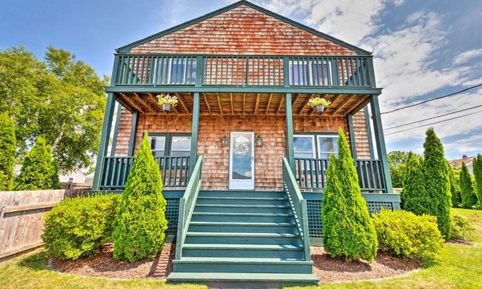 Newport East Casa | Coastal Abode with Beach Views, Walk to Beach and Bars