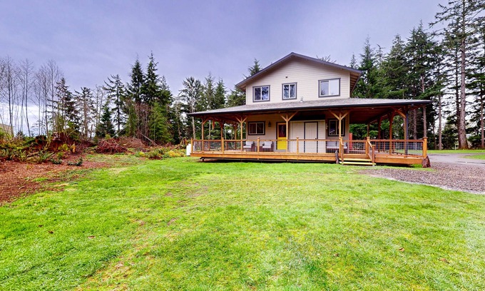 Ilwaco Casa | Coastal acreage with wrap-around deck & furnished patio - great location