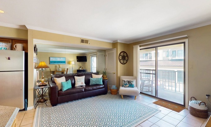 Caine Woods Condominio | Coastal and Beachy Condo with Pool and Hot tub access - steps from beach