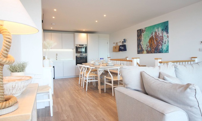 Constantine Bay Apartamento | Coastal apartment with sea views.