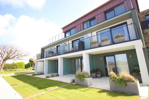 Constantine Bay Apartamento | Coastal apartment sea views