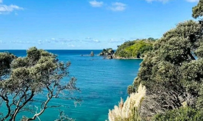 Whananaki North Casa | Coastal Bach with beautiful views and nearby beaches!