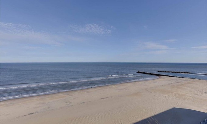 Virginia Beach Condominio | Coastal Beach condo with indoor pool, ocean views, steps to the beach