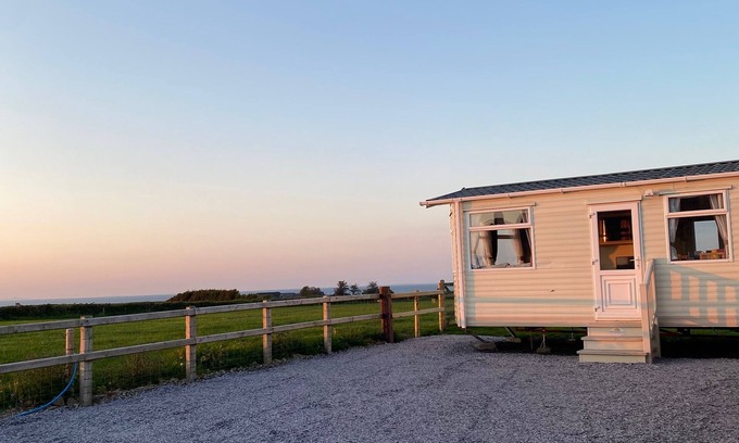 Garn Fadryn Cabina | Coastal Chalet in Tudweiliog, Pwllheli