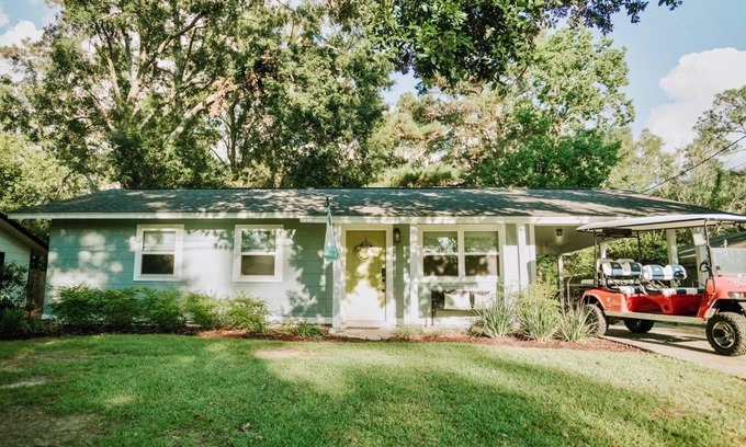 Ocean Springs Casa | Coastal Charm - close to the beach & downtown Ocean Springs! With golf cart!!!
