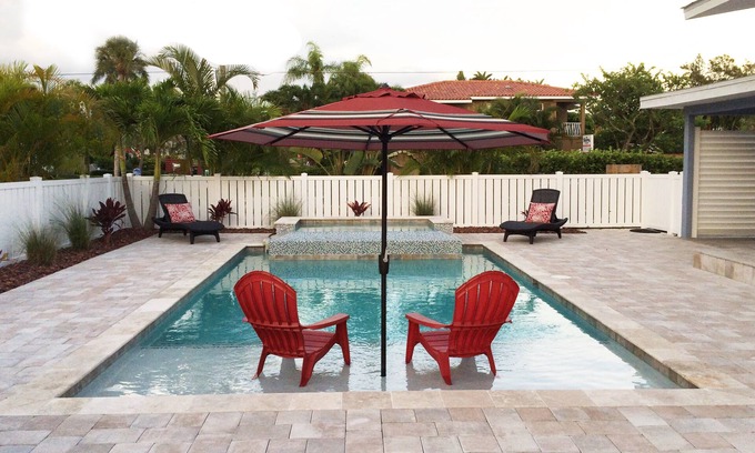Holmes Beach Cabaña | Encanto costero cumple Cottage Chic! Piscina espectacular / Spa * 4 puertas a la playa *