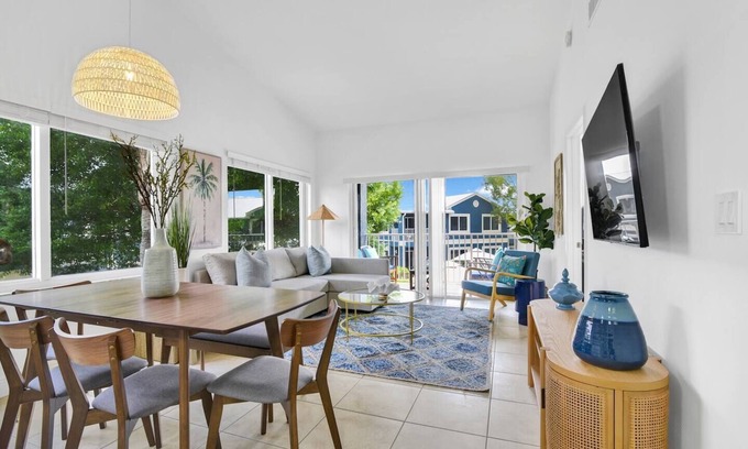 Mission Bay Apartamento | Coastal Chic Apt - Minutes from Evert Tennis Academy & Osprey Point Golf Course