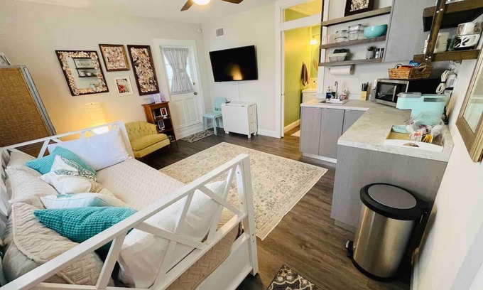 Disston Heights Apartamento | Coastal Chic Suite w/ Kitchenette & Private Entrance