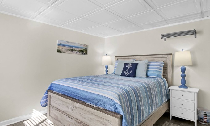 Airlie Condominio | Coastal Comfort at The Waterway: Studio with Pool & Dining Nearby!