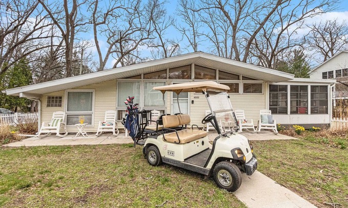 Grand Beach Casa | Coastal Comfort | Golf Cart, Ping Pong, Hot tub