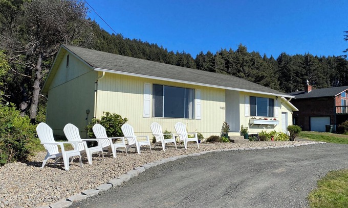 Yachats Casa | Coastal Comfort! Newly remodeled, spacious pet friendly home near hiking trails