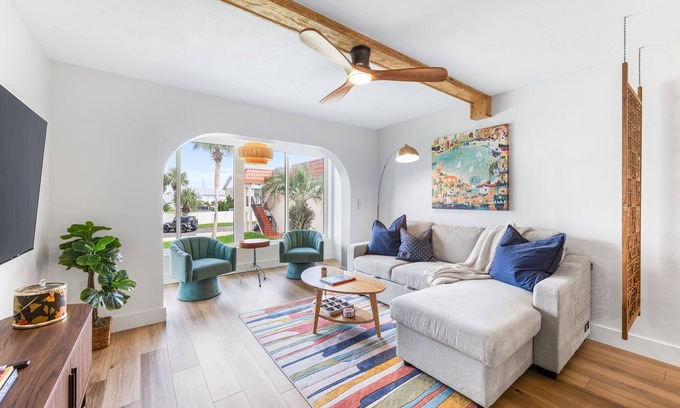 Crescent Beach Condominio | Coastal Condo Retreat - Beach, Pool, Pickleball