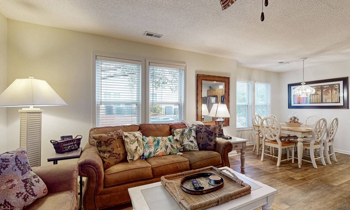 St. James Condominio | Coastal Condo with golf course view and shared pool access