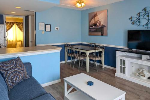 North Wildwood Apartamento | Coastal Condo with Pool, 1 Block to Wildwood Beach!