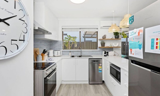 Scarborough Villa | Coastal convenience - 2 min walk to shops & cafes