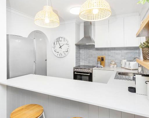 Scarborough Villa | Coastal convenience! Walk to the shops & cafes.