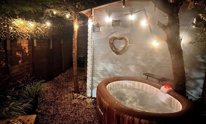 Bognor Regis Cabina | Coastal Cosy Cabin With hot tub