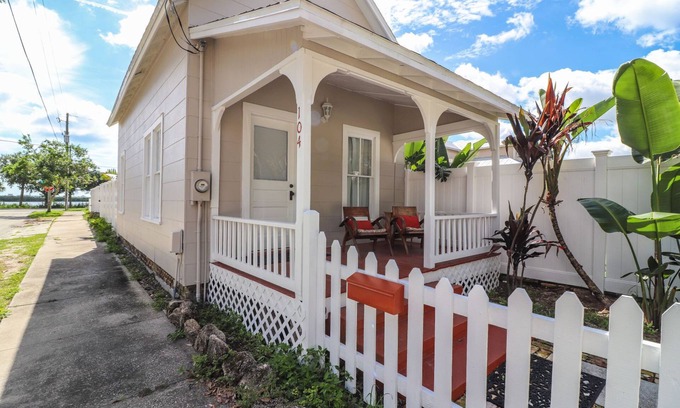 Historic District Casa | "Coastal Cottage" Hermosa casa de principios de 1900 - A pie de restaurantes, tiendas, etc. y solo 2 millas de la playa