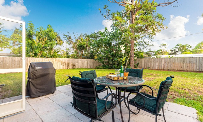 Hobe Sound Casa | Coastal Cottage / 1 Mile to Hobe Sound Public Beach