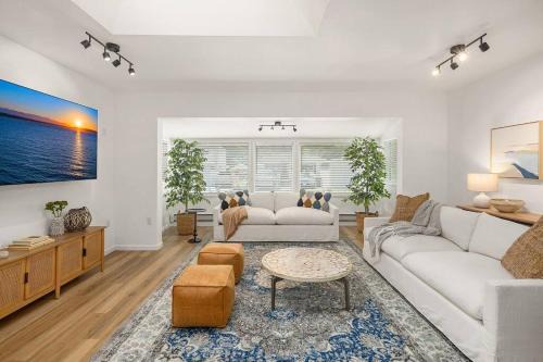 Birch Bay Casa | Coastal Cottage, 4 Large Decks, Close to Beach
