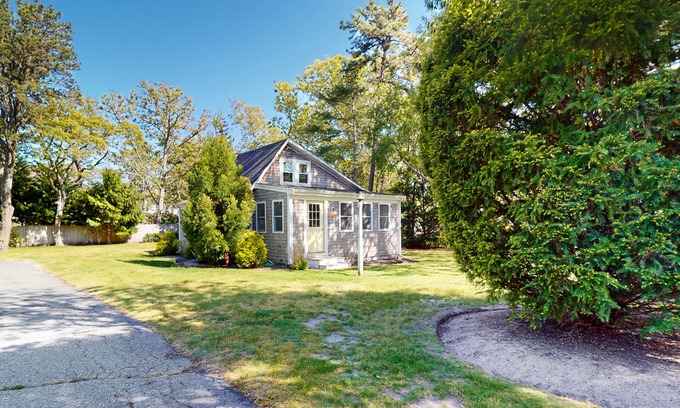 West Harwich Casa | Coastal cottage close to beaches and town - private yard, W/D, & new renovations
