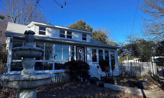 Newport Casa | Coastal cottage core with views of and access to Bogue Sound.