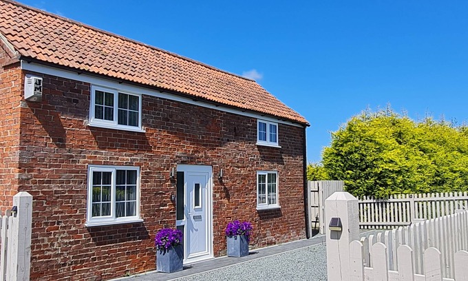 Saltfleetby Saint Clement Cabaña | Coastal cottage for couples. Lincolnshire Coastal Cottage.