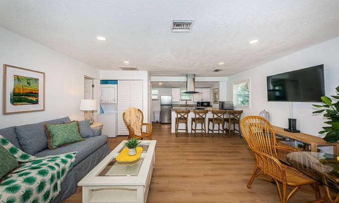 St. Pete Beach Cabaña | COASTAL COTTAGE ON ST. PETE BEACH- 1 Bed & 1 Sofa Bed - 1 MIN FROM BEACH.