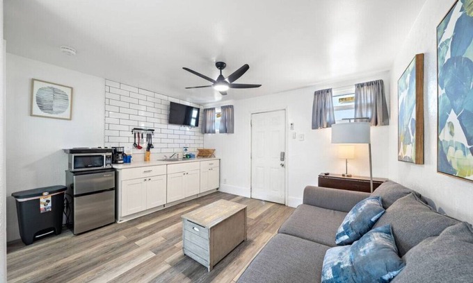 San Jacinto Apartamento | Coastal Cottage Unit 3|BeachBox|Walk to Beach!
