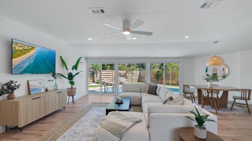 Gulf Gate Estates Casa | Coastal Cottage