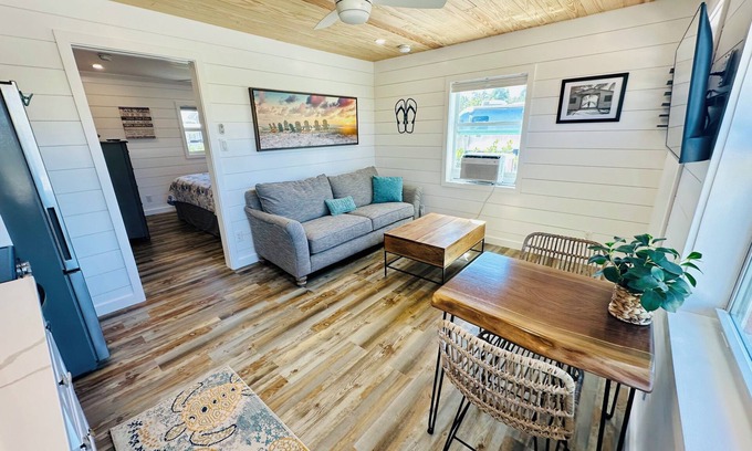 Central Naples Cabaña | Coastal Cottage w/ King Bed- 1.5 miles from the Beach!