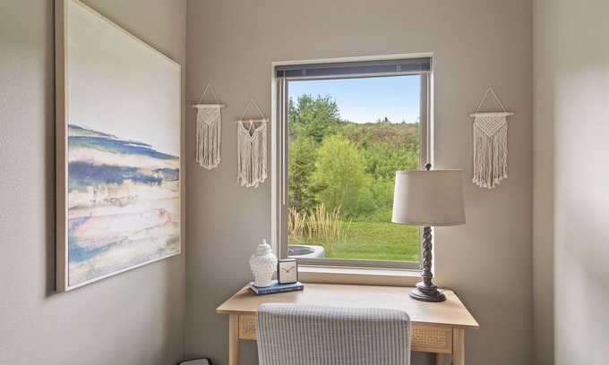 West Des Moines Apartamento | Coastal Cozy Private Scenic End Unit w/Private Attached Garage/Pool/Gym