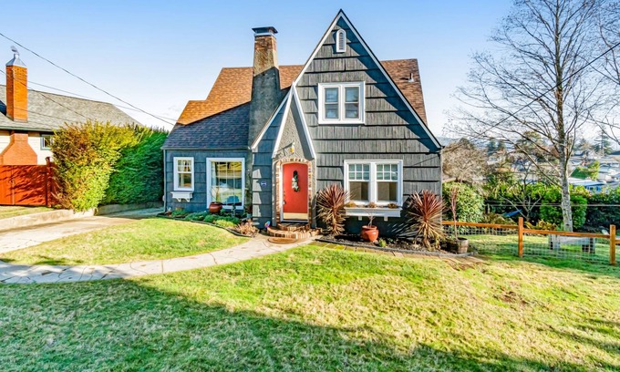 North Bend Casa | Coastal cutie with a large yard, deck, washer/dryer, & fuse ball table