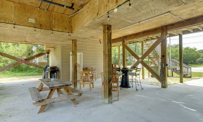 Emerald Isle Cabaña | Coastal Emerald Isle Retreat w/ Deck & Grill!
