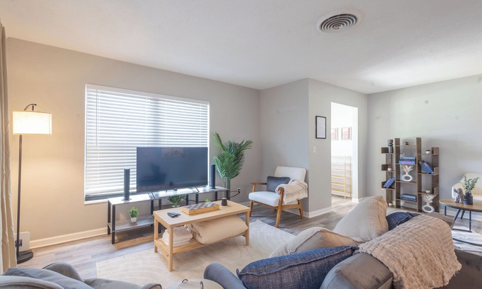 Bayshore Gardens Casa | Coastal Escape - River by the Beach - Sleeps 11!