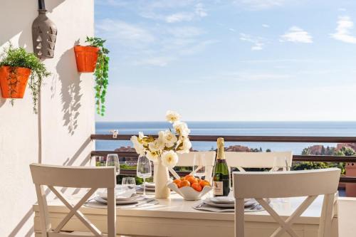Castillo de Sabinillas Apartamento | Coastal Escape & Sea Views by Domvia
